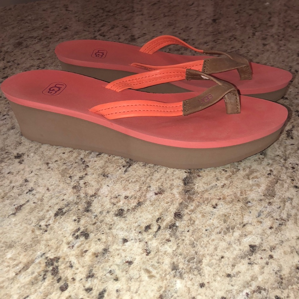 Ugg flip flops.